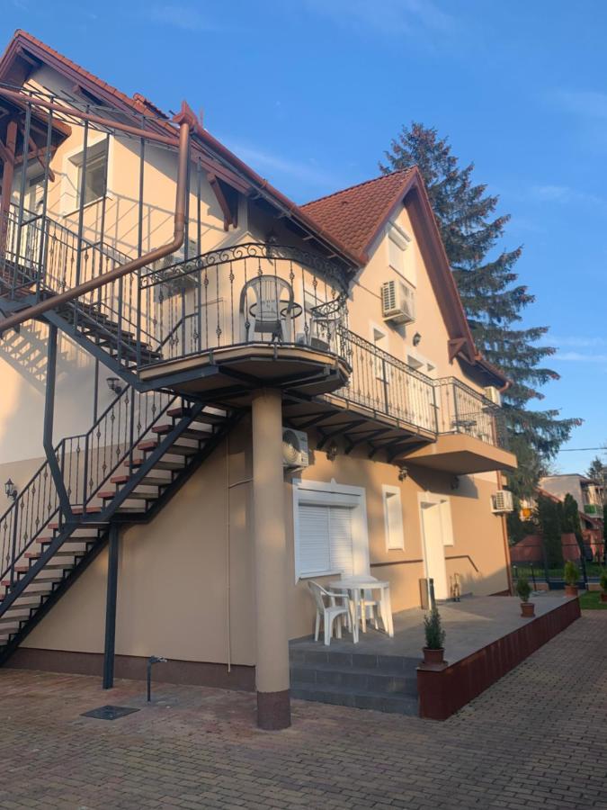 Gabor Aron Apartment Hajduszoboszlo Bagian luar foto