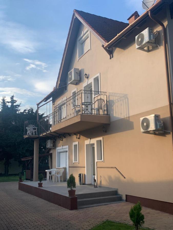 Gabor Aron Apartment Hajduszoboszlo Bagian luar foto