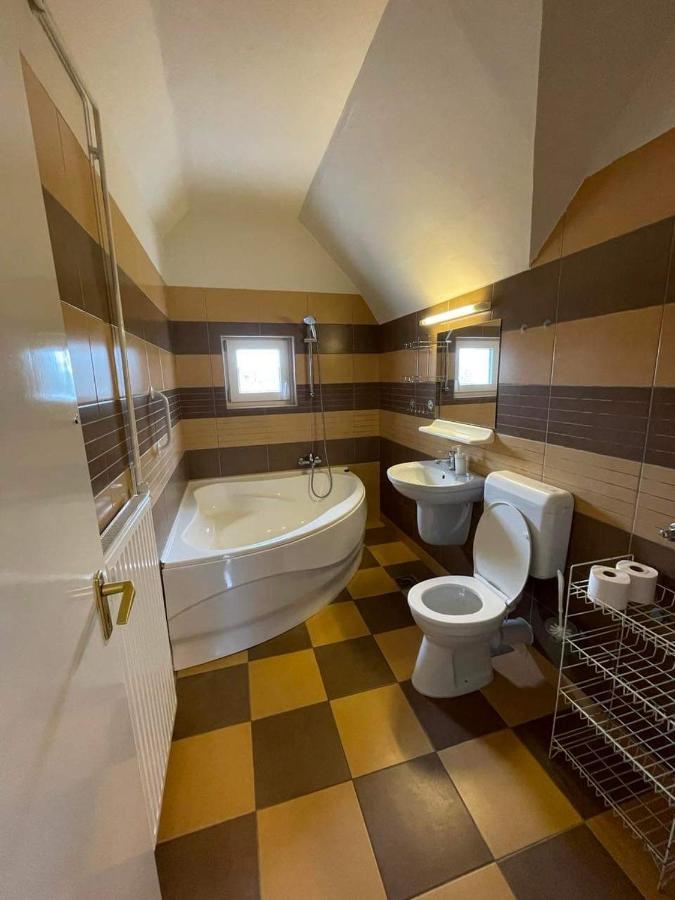 Gabor Aron Apartment Hajduszoboszlo Bagian luar foto